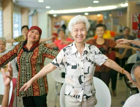 Active-ageing-stretching-8-seniors.jpg